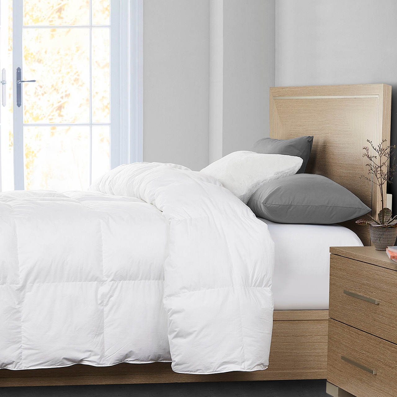 Michael Amini Furniture Promenade Insert Queen Down Alternative Comforter White BCS-QCOMF-INSERT-WHT