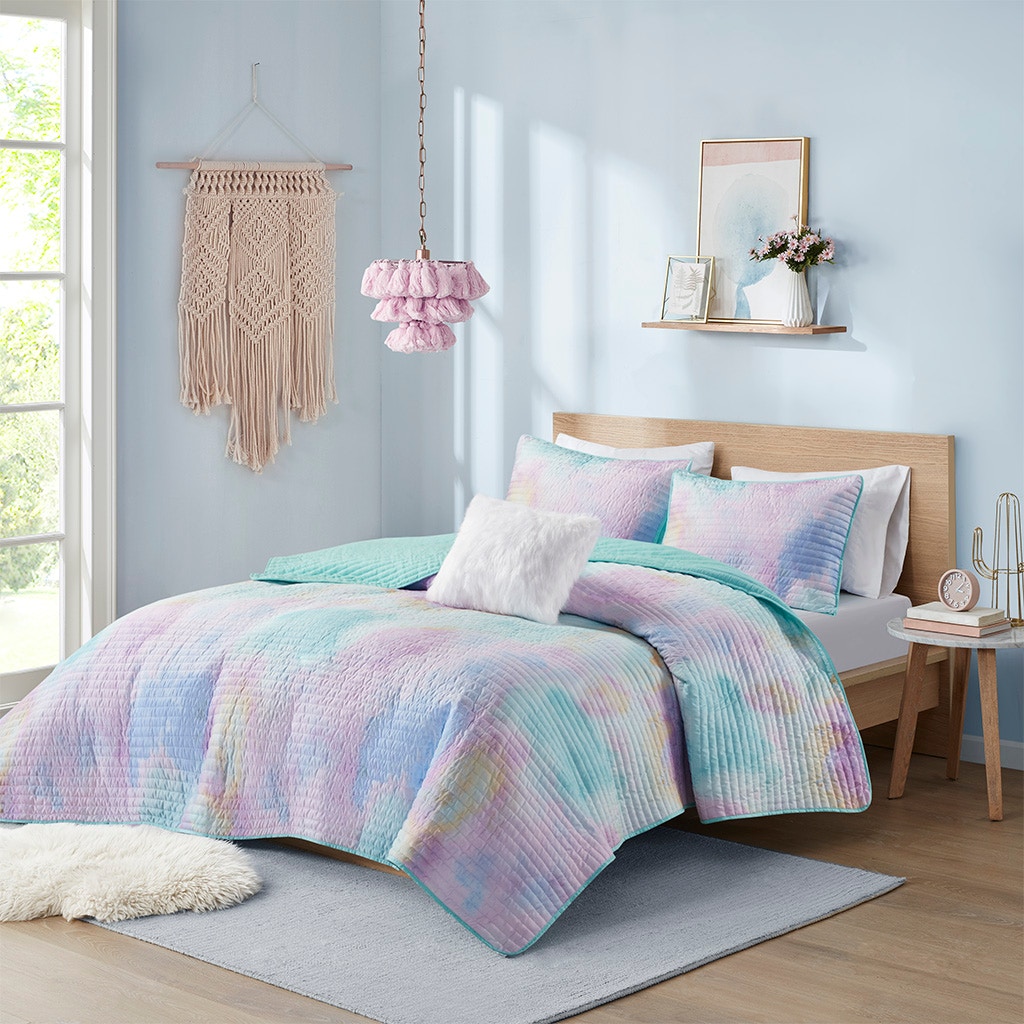 Hampton Hill Bedding Cassiopeia Watercolor Tie Dye Printed Quilt Set with Throw Pillow ID13-2289